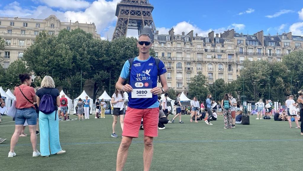 François, habitant de Tamerville (Manche), a récupéré son dossard pour le Marathon pour tous à Paris, ce samedi 10 août.