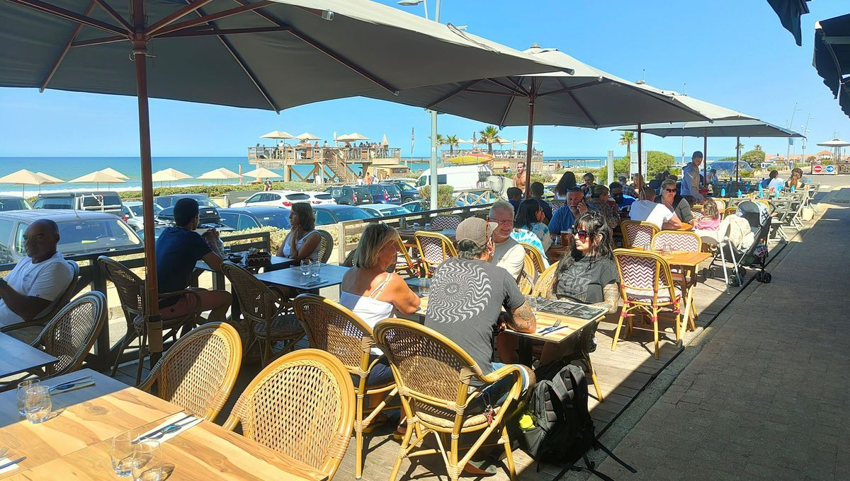 Devant la plage centrale de Lacanau, les terrasses sont remplies au mois d'août.