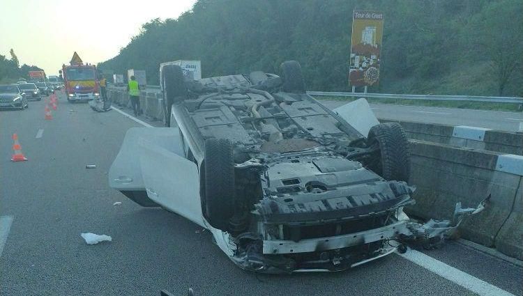 La voiture s'est retournée sur la voie de gauche ce vendredi matin