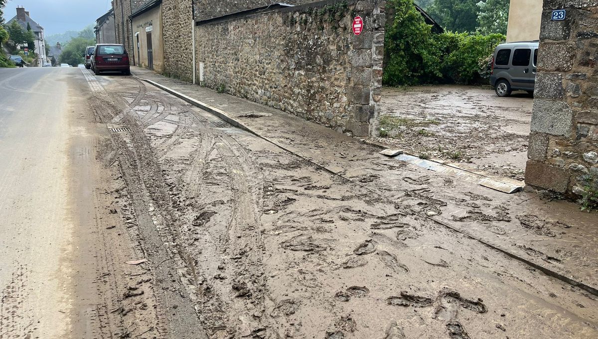 Une rue recouverte de boue à Chailland (Mayenne)