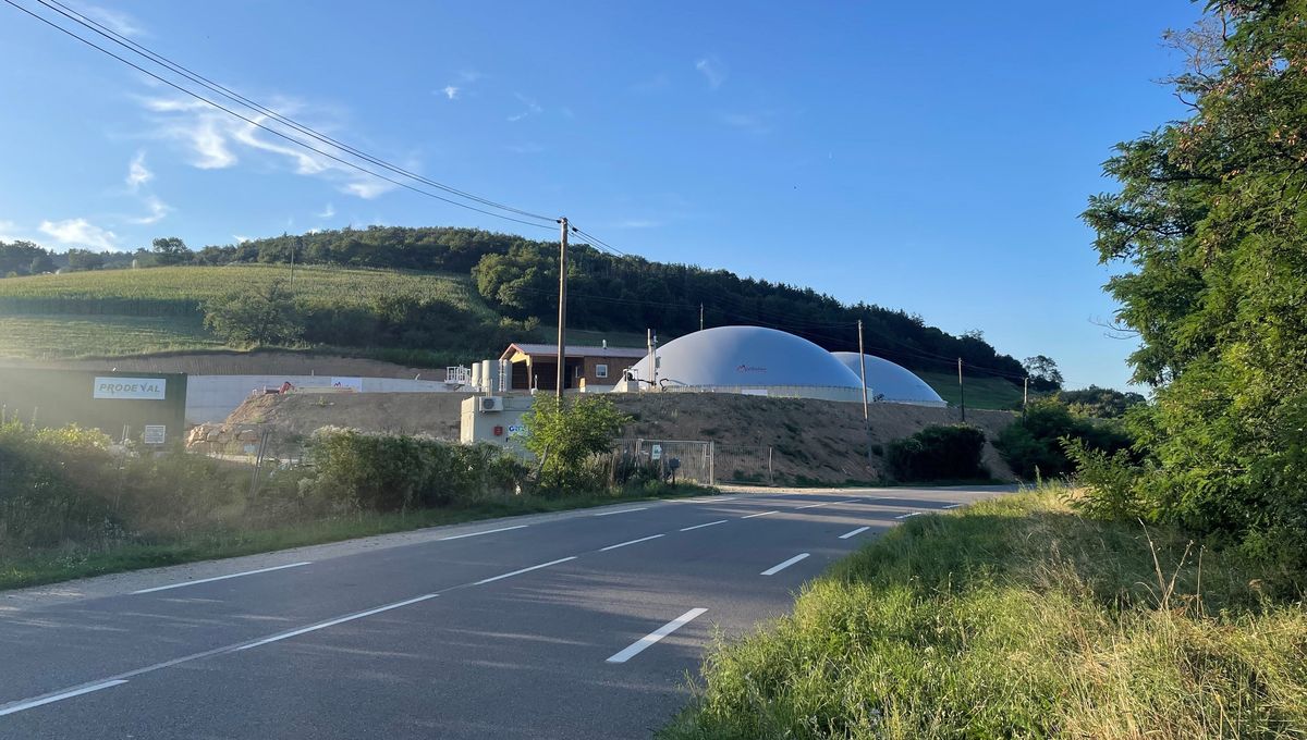 Les deux premiers dômes du site de méthanisation sur la route de Saint-Paul-en-Jarez sur l'ancienne aire de pique-nique de La Terrasse-sur-Dorlay.