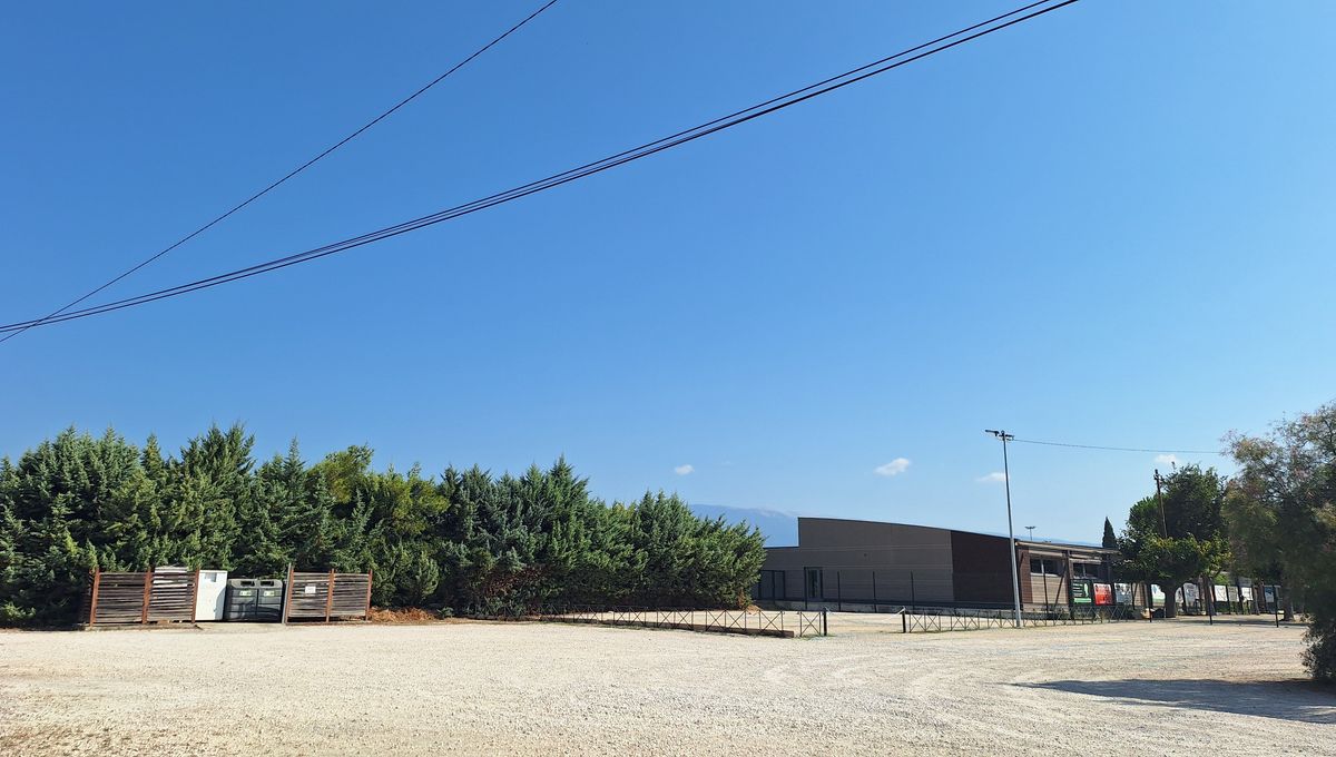 Le parking du stade de Mazan, où se garaient de nombreux accusés.