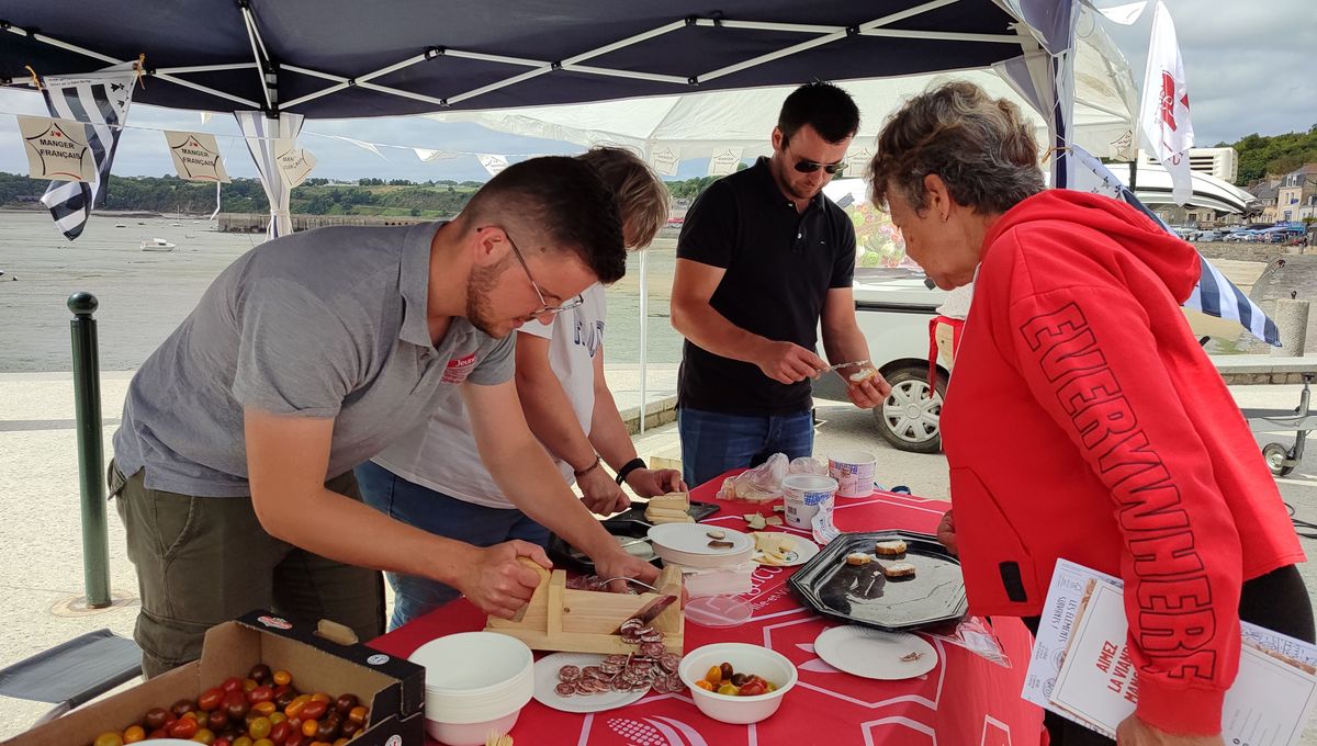 Grillades, fromages, tomates : les Jeunes Agriculteurs de Bretagne présentent leur produits aux visiteurs de Cancale.