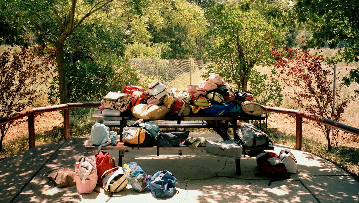 Pile de sacs d'enfants en colonie de vacances