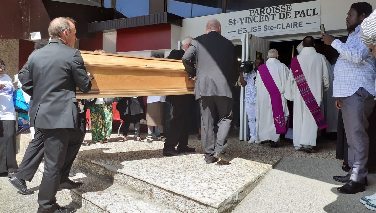 Des personnes ont dû suivre la cérémonie depuis le perron tant l'église Sainte-Claire était pleine.