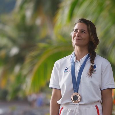 Johanne Defay, médaille de bronze de l'épreuve de surf des JO de Paris 2024, première médaillée olympique de Haute-Loire.