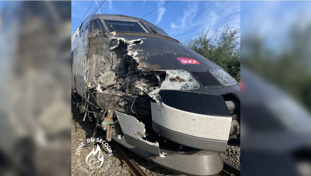 La motrice du TGV endommagée par le choc avec une remorque près de Tournai en Belgique.