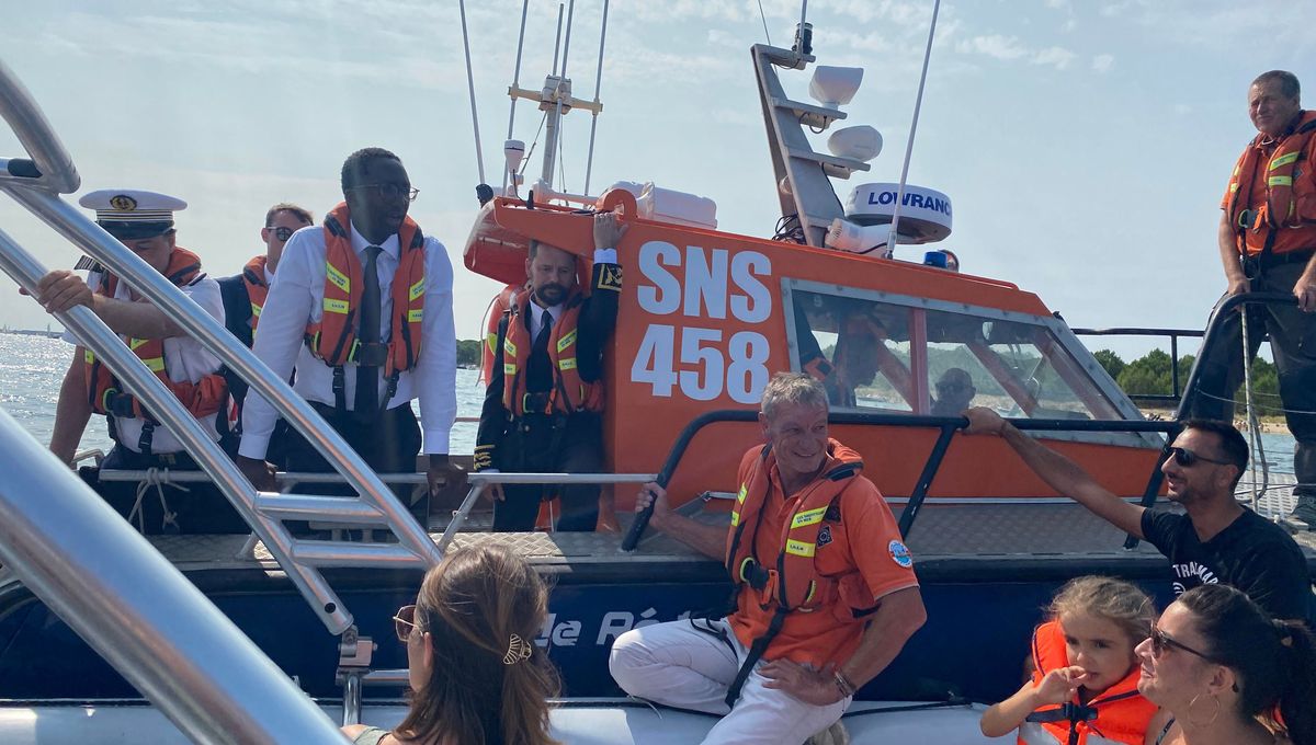 Hervé Berville, le secrétaire d'Etat à la Mer sur un bateau de la SNSM