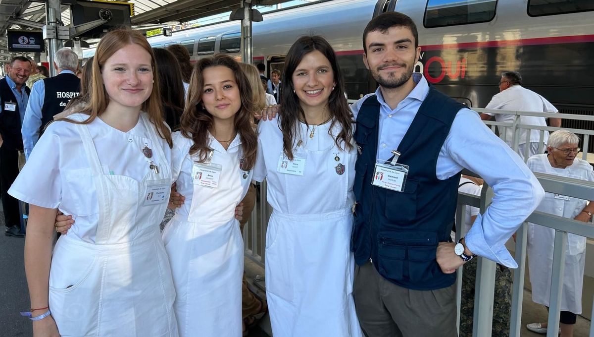 Charlotte, Anna, Flore et Clément font partie des 80 jeunes Hospitaliers qui viennent assister les malades et personnes âgées.