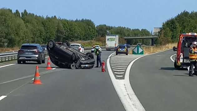 La voiture s'est retournée au niveau de la sortie Périgueux-Ouest, bloquant la sortie pendant une heure à la mi-journée.