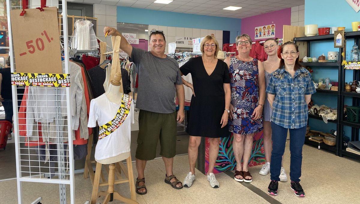 Une partie de l'équipe de bénévoles de la boutique associative Au soutien marnais, à Epernay