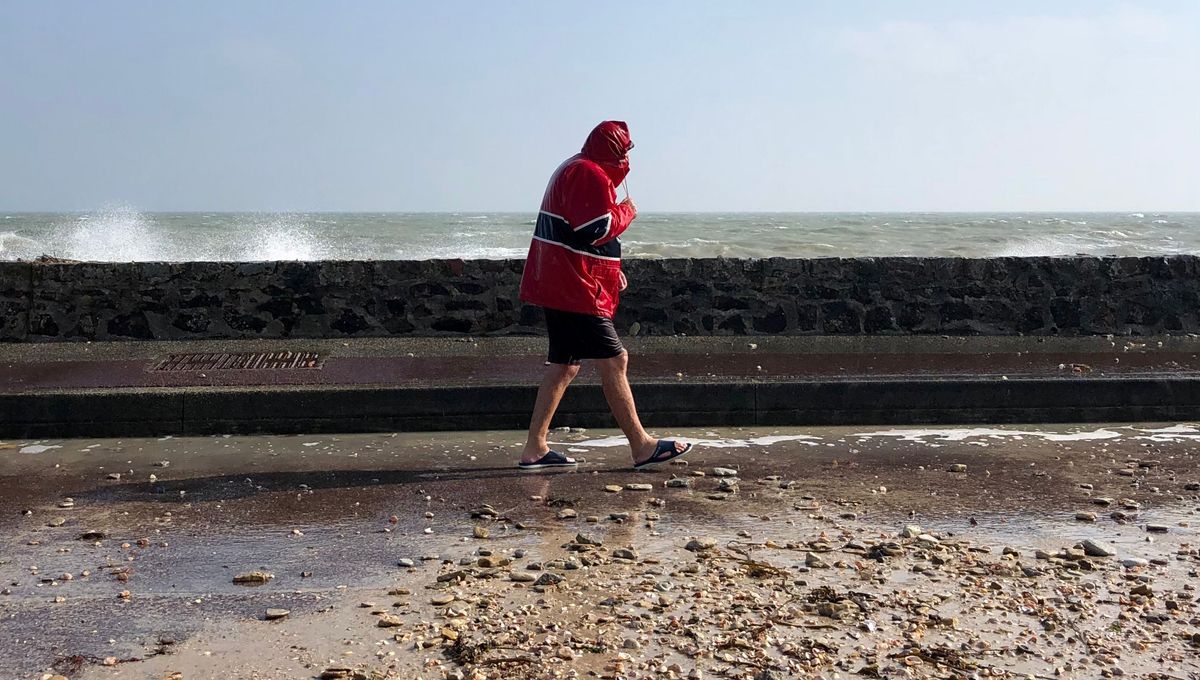 Un habitant de Saint-Marcouf longe le front de mer jeudi 19 septembre 2024 / France Bleu Cotentin