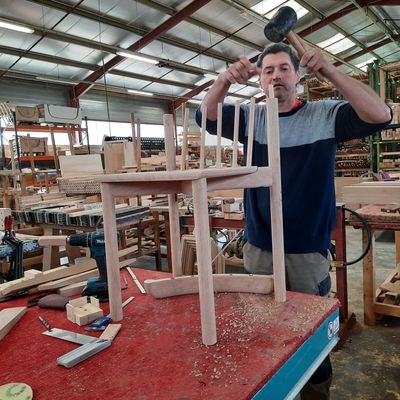 Cyril, un des 17 ouvriers de l'entreprise Bastiat , en plein assemblage d'une des chaises de Notre Dame de Paris, à Hagetmau