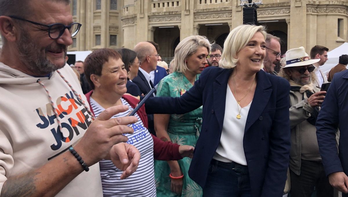 Marine Le Pen s'offre un bain de foule lors de la braderie d'Hénin-Beaumont dans le Pas-de-Calais.