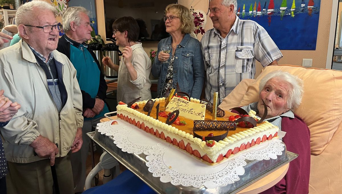 Louise Jaouen, entourée de deux de ses enfants, a souhaité un fraisier pour son 110e anniversaire