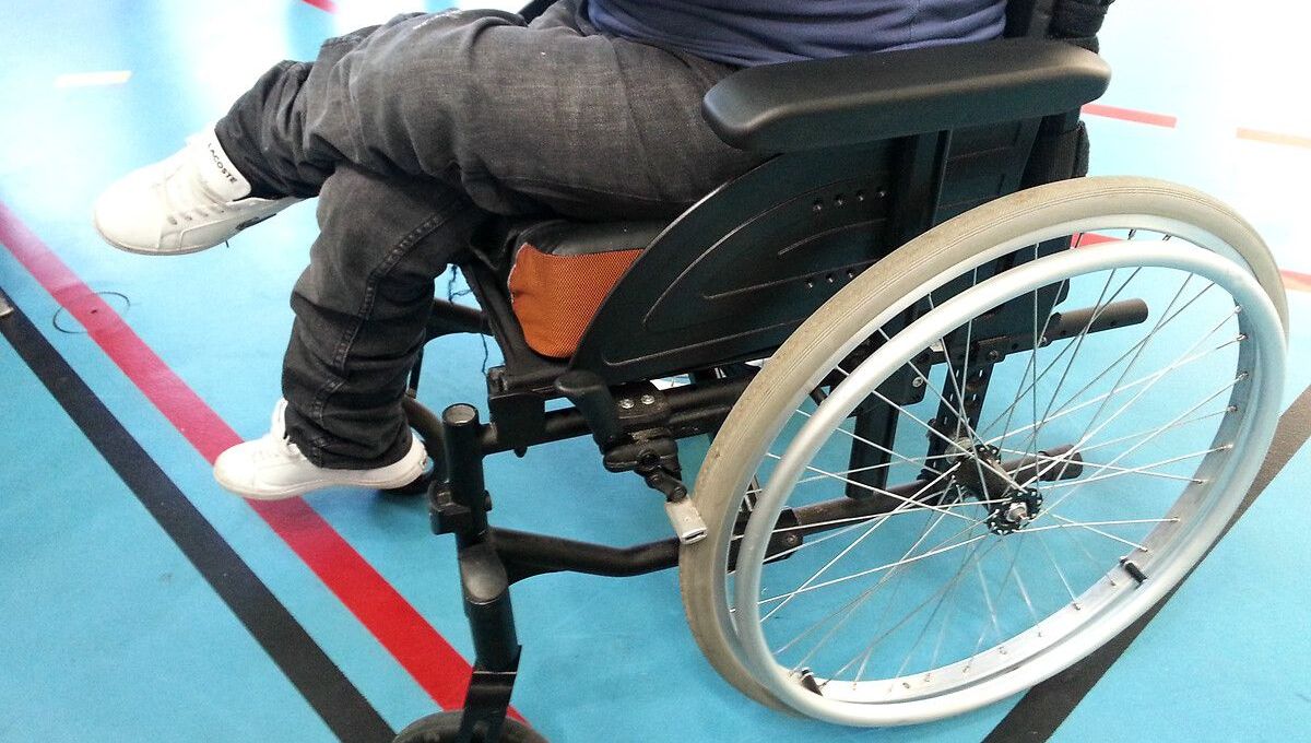 Les jambes paralysées d'un homme en fauteuil roulant