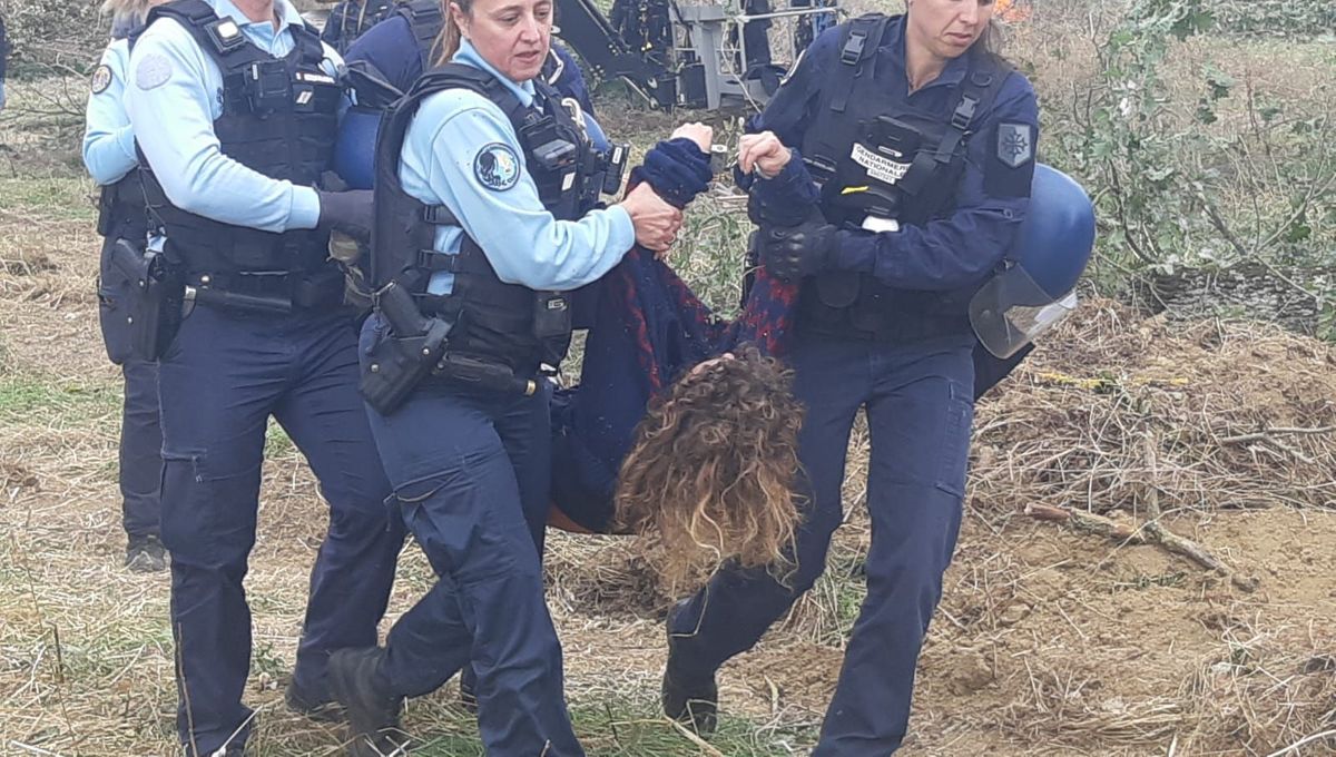 Les opposants ont été évacués par les gendarmes.