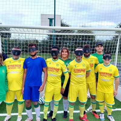 Des joueurs et guides du FC Nantes Cécifoot.