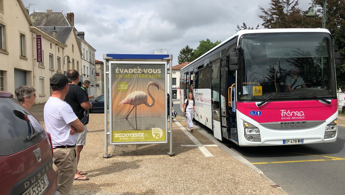 Un car scolaire dépose des collégiens de L'Absie, après leurs cours à Secondigny, quelques jours après leur rentrée.