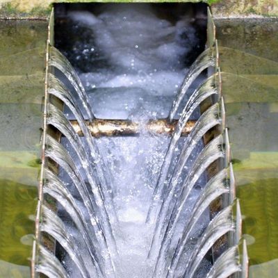 De l'eau provenant de l'Oise est filtrée dans l'usine de production d'eau potable de Méry-sur-Oise