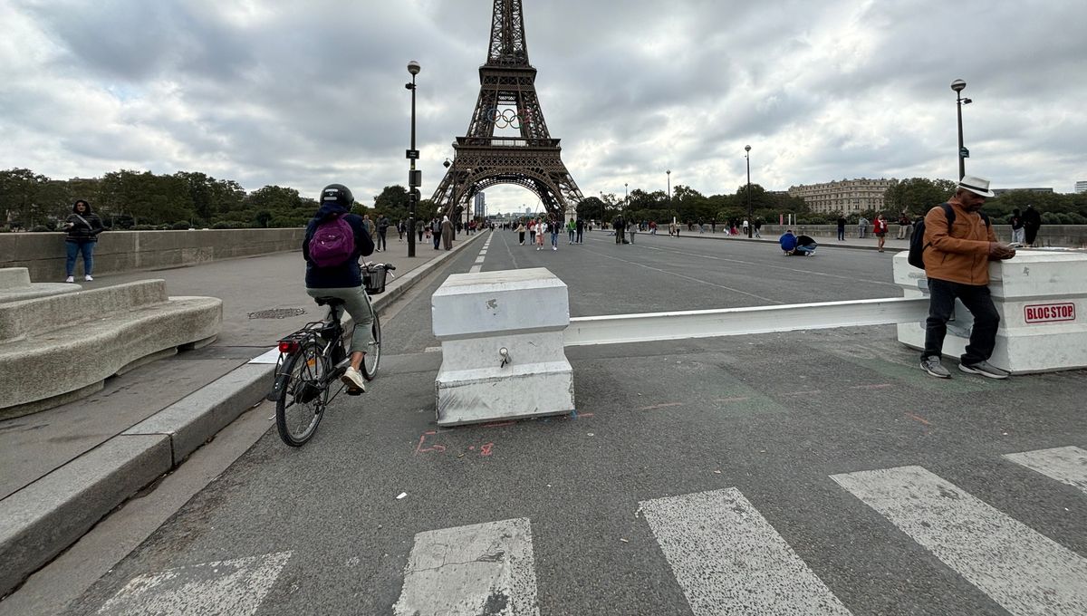 Des blocs de béton barrent le passage sur le pont d'Iéna. Seuls les piétons et les cyclistes sont autorisés à circuler.