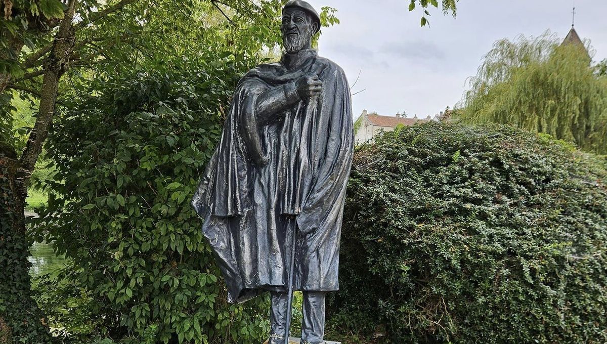 La statue en résine à l'effigie de l'abbé, près de la mairie de Norges-la-Ville, avant d'être retirée ce mardi 17 septembre