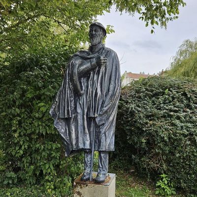 La statue en résine à l'effigie de l'abbé, près de la mairie de Norges-la-Ville, avant d'être retirée ce mardi 17 septembre