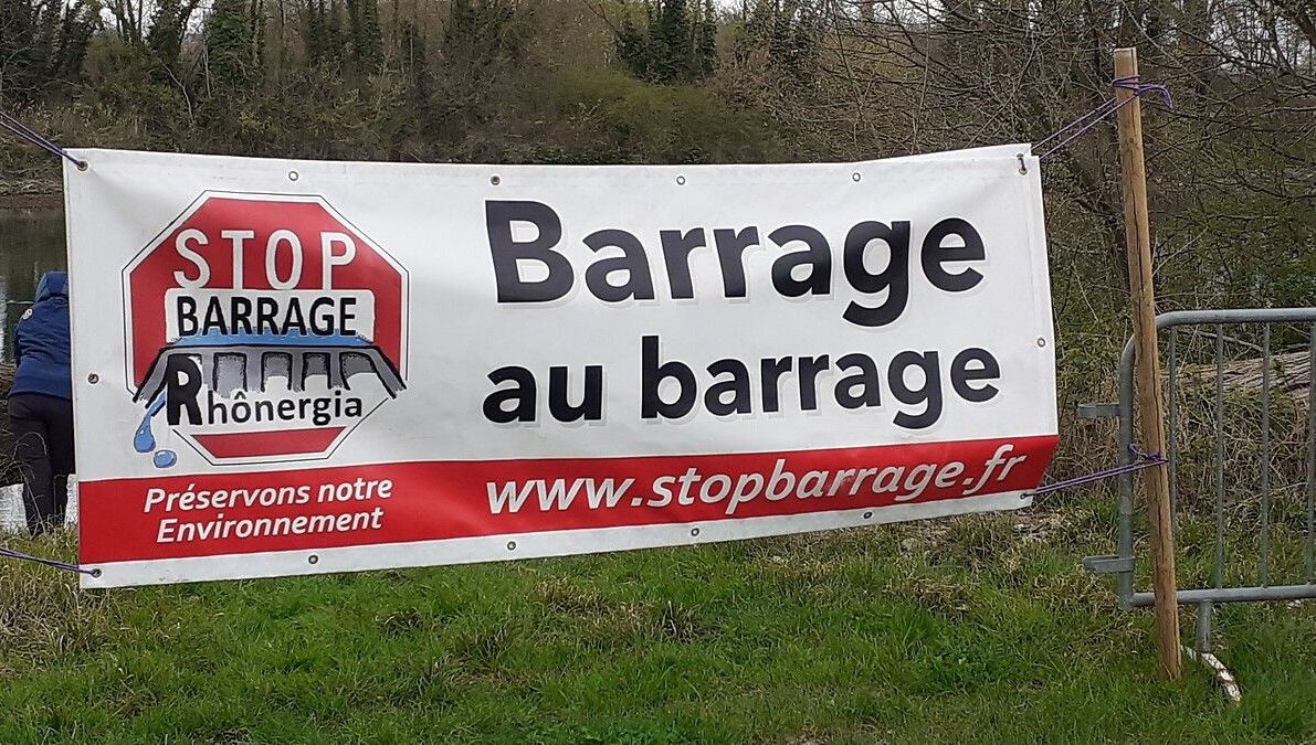 Parmi les raisons citées par l'Etat : l'opposition des habitants, des élus et des associations au barrage hydroélectrique.