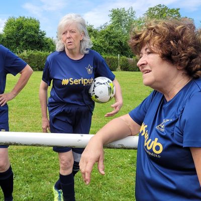 A droite Joëlle Mayer, chargée de communication au sein des reines du foot