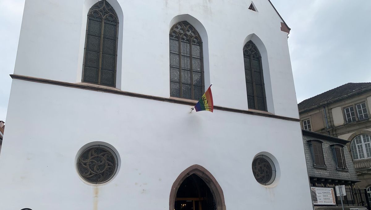 Le drapeau arc-en-ciel flotte sur l'église