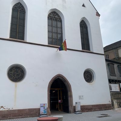 Le drapeau arc-en-ciel flotte sur l'église