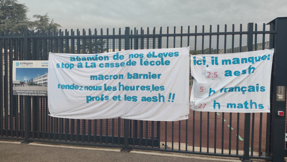 Les enseignants ont accroché ces banderoles sur les grilles du lycée Galilée de Vienne.