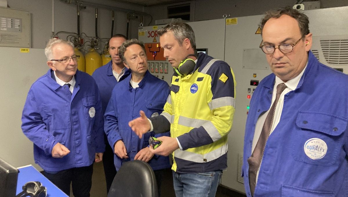 Stéphane Bern avec François Bonneau, président de la région Centre Val de Loire (à gauche) et Philippe Dorge, directeur général adjoint de La Poste (à droite)