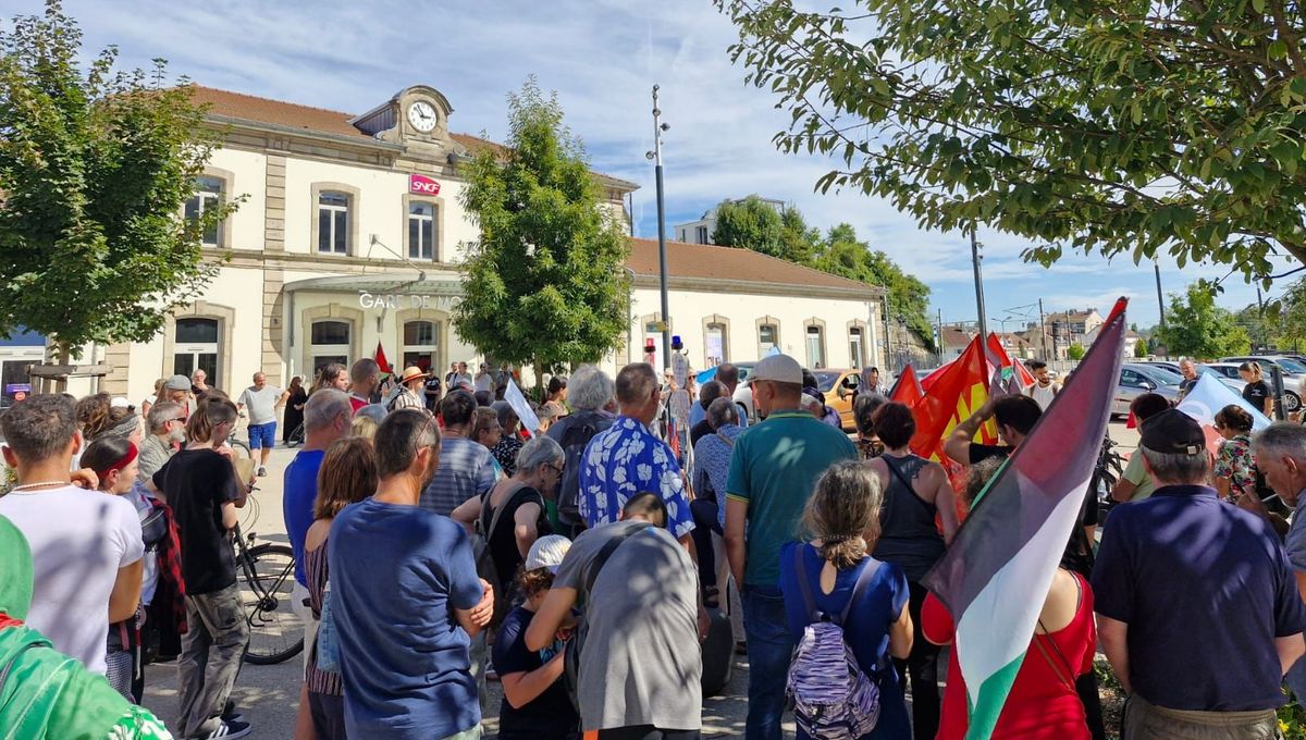 La manifestation contre la nomination de Michel Barnier a rassemblé près de 150 manifestants à Montbéliard, ce samedi 7 septembre.