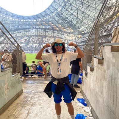 Luca s'élance ce lundi du stade Vélodrome, où il est abonné, pour plus de 400 kms de course à pied