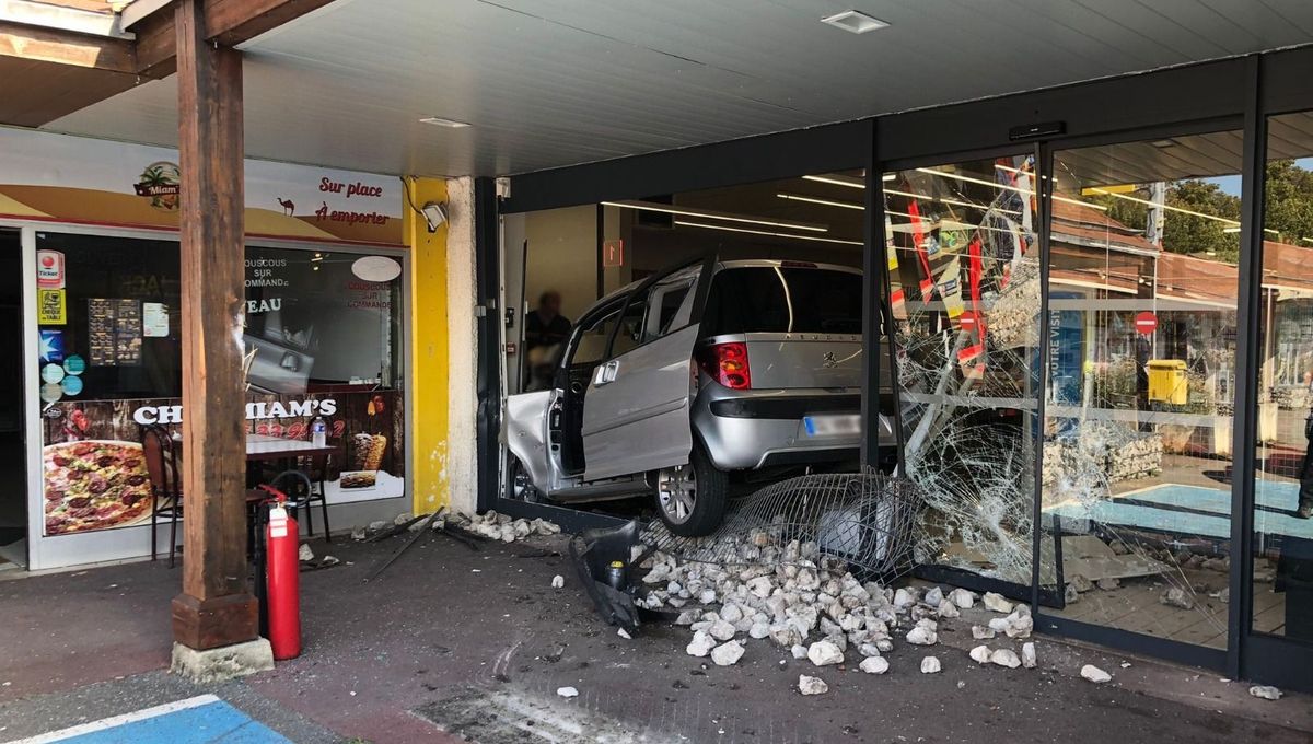 La voiture s'est encastrée dans la vitrine, après une mauvaise manipulation des commandes.