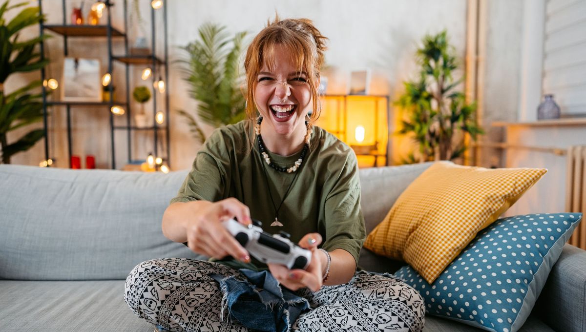 Femme jouant à la console