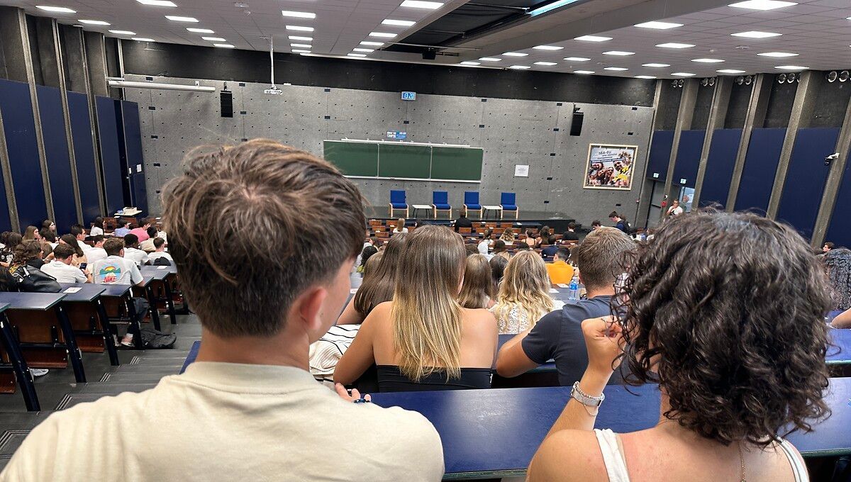 Des étudiants écoutent le discours solennel du doyen de la faculté de droit, éco-gestion et AES à l'UBO.