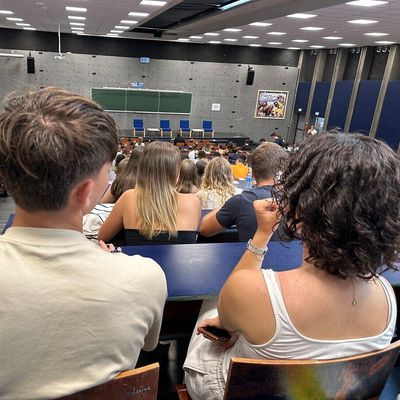 Des étudiants écoutent le discours solennel du doyen de la faculté de droit, éco-gestion et AES à l'UBO.