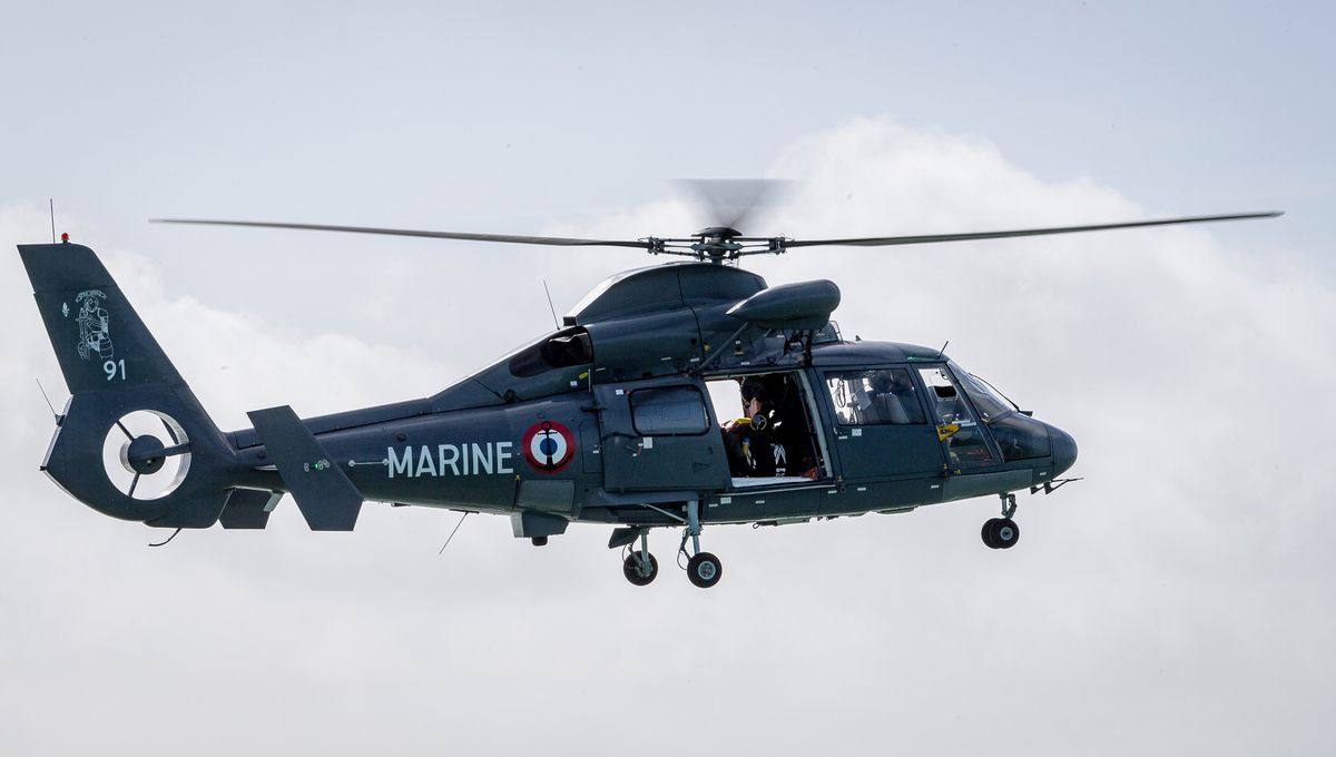 L'hélicoptère Guepard Yankee basé à La Rochelle a récupéré les deux plaisanciers au port de Saint-Martin-de-Ré.