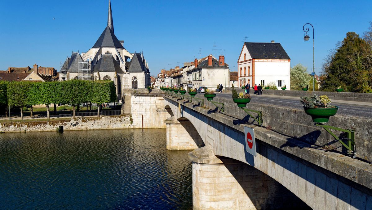 Un pont enjambe le Loing à Nemours, en Seine-et-Marne (illustration)