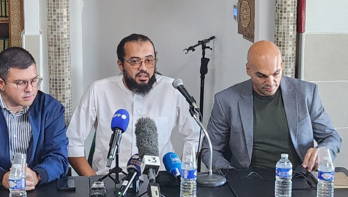 L'imam Smaïn Bendjilali entouré de ses avocats ce lundi soir à Marseille