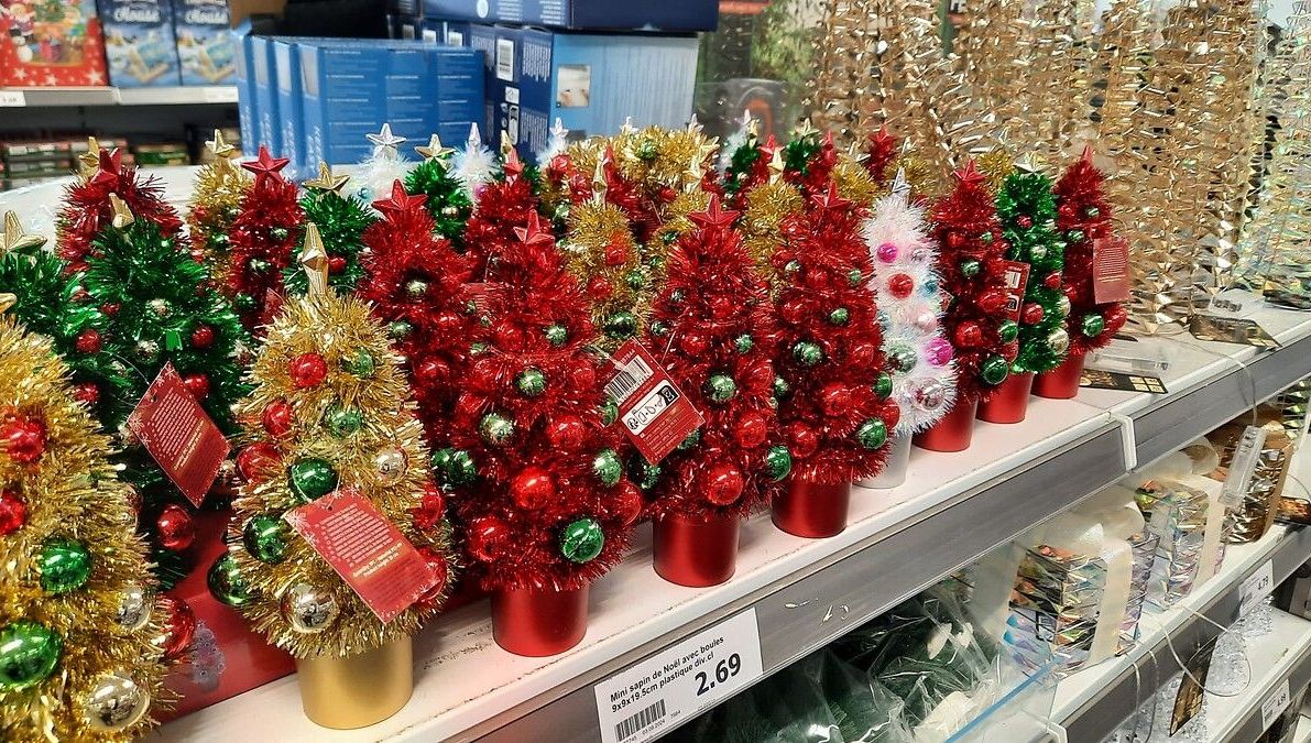 Des décorations de Noël en place dans un magasin Action.