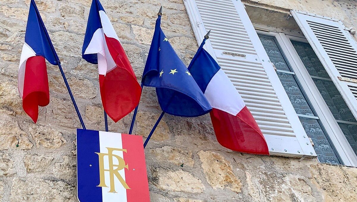 Des drapeaux tricolores et le drapeau européen au fronton d'une mairie (photo d'illustration)