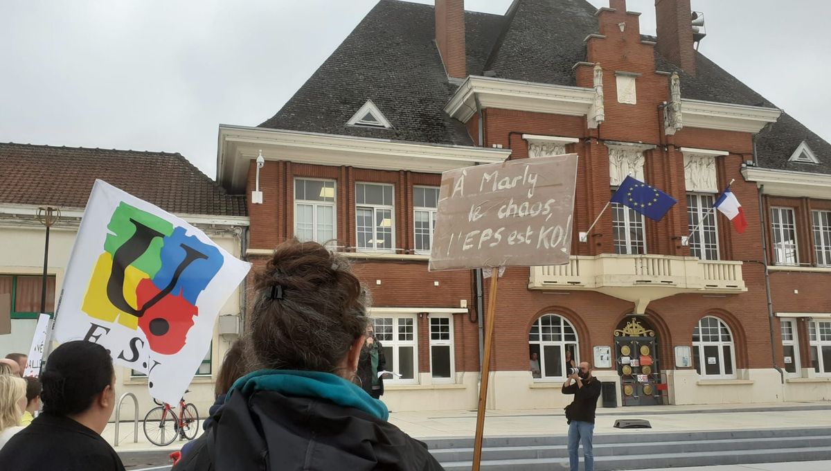 Professeurs, parents et élèves se sont réunis devant la mairie de Marly (Nord) ce jeudi 5 septembre