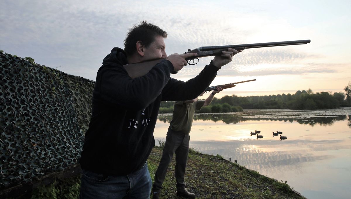 Un chasseur à la hutte (image d'illustration)