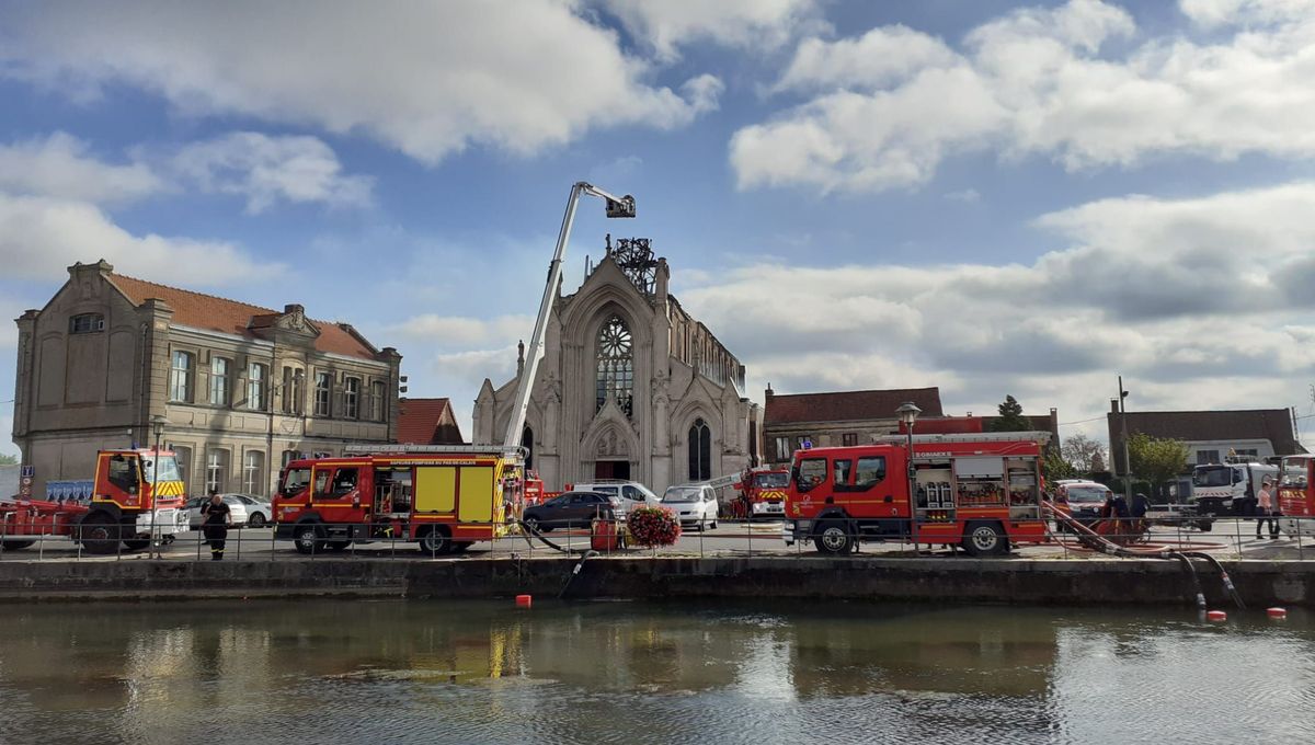 L'église de l'Immaculée-Conception a été partiellement détruite lors d'un incendie qui s'est déclaré dans la nuit de dimanche à lundi