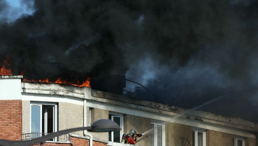 Deux bouteilles de gaz ont explosé sur le toit d'un immeuble de la porte d'Ivry à Paris