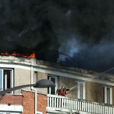 Deux bouteilles de gaz ont explosé sur le toit d'un immeuble de la porte d'Ivry à Paris