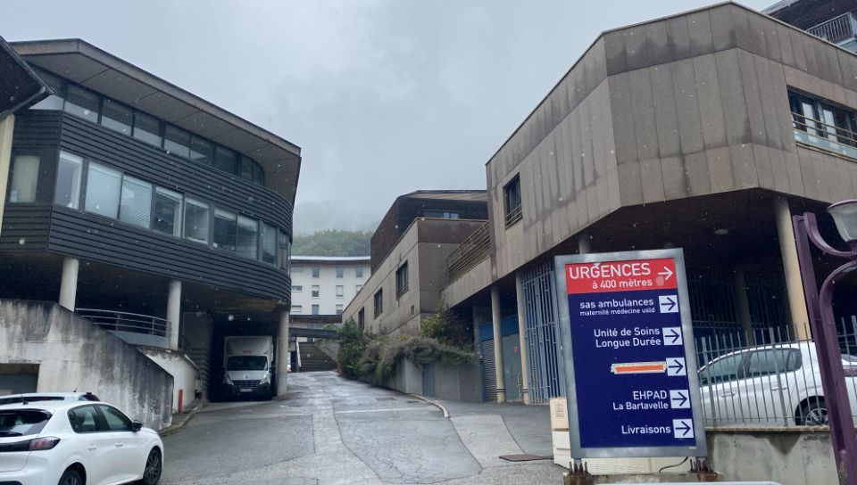 La maternité de l'hôpital de Saint-Jean-de-Maurienne est fermée depuis fin juin, depuis que le bloc opératoire est hors d'usage à cause des intempéries.